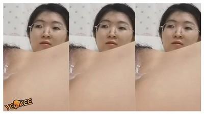 สาวเอเชียน้องแว่นสุดสวย ชอบช่วยตัวเองด้วยแตงกวาลูกใหญ่